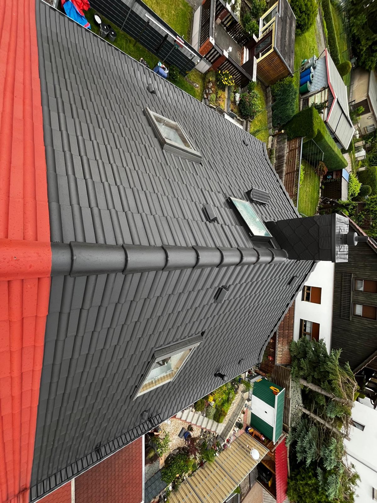 Dach nach der anthrazitfarbenen Beschichtung