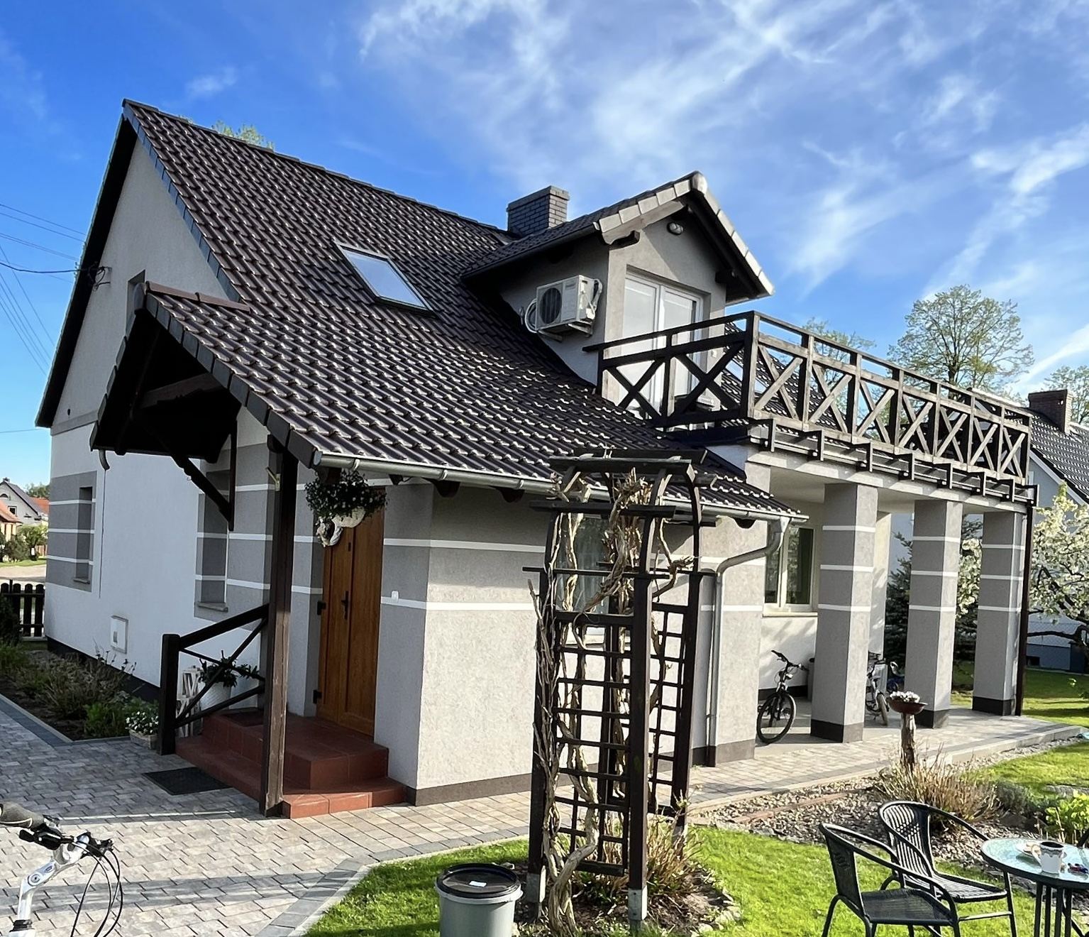 Wohnhaus mit frisch beschichtetem dunklem Dach