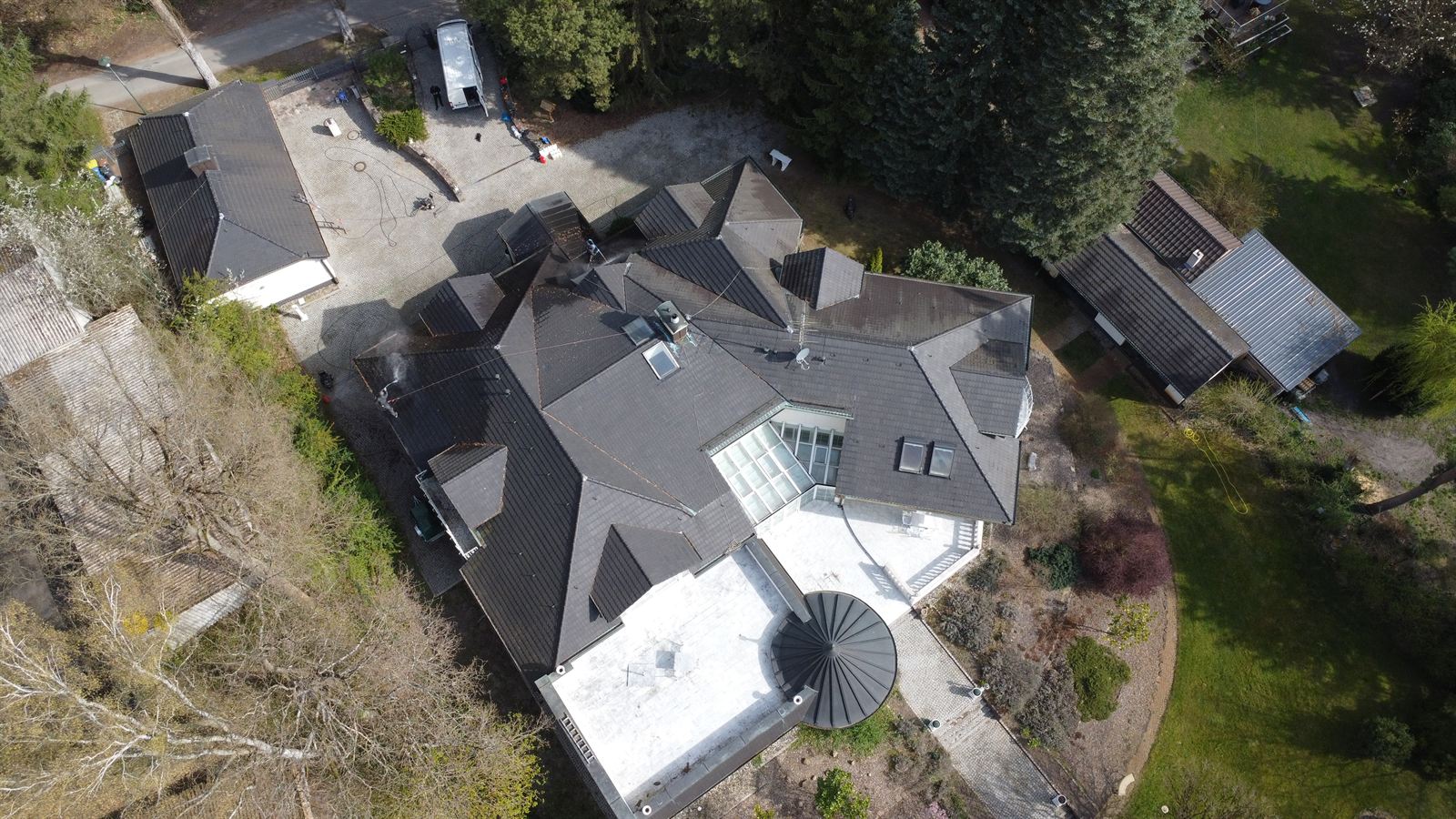 Komplexes dunkles Dach eines großen Hauses aus der Luft