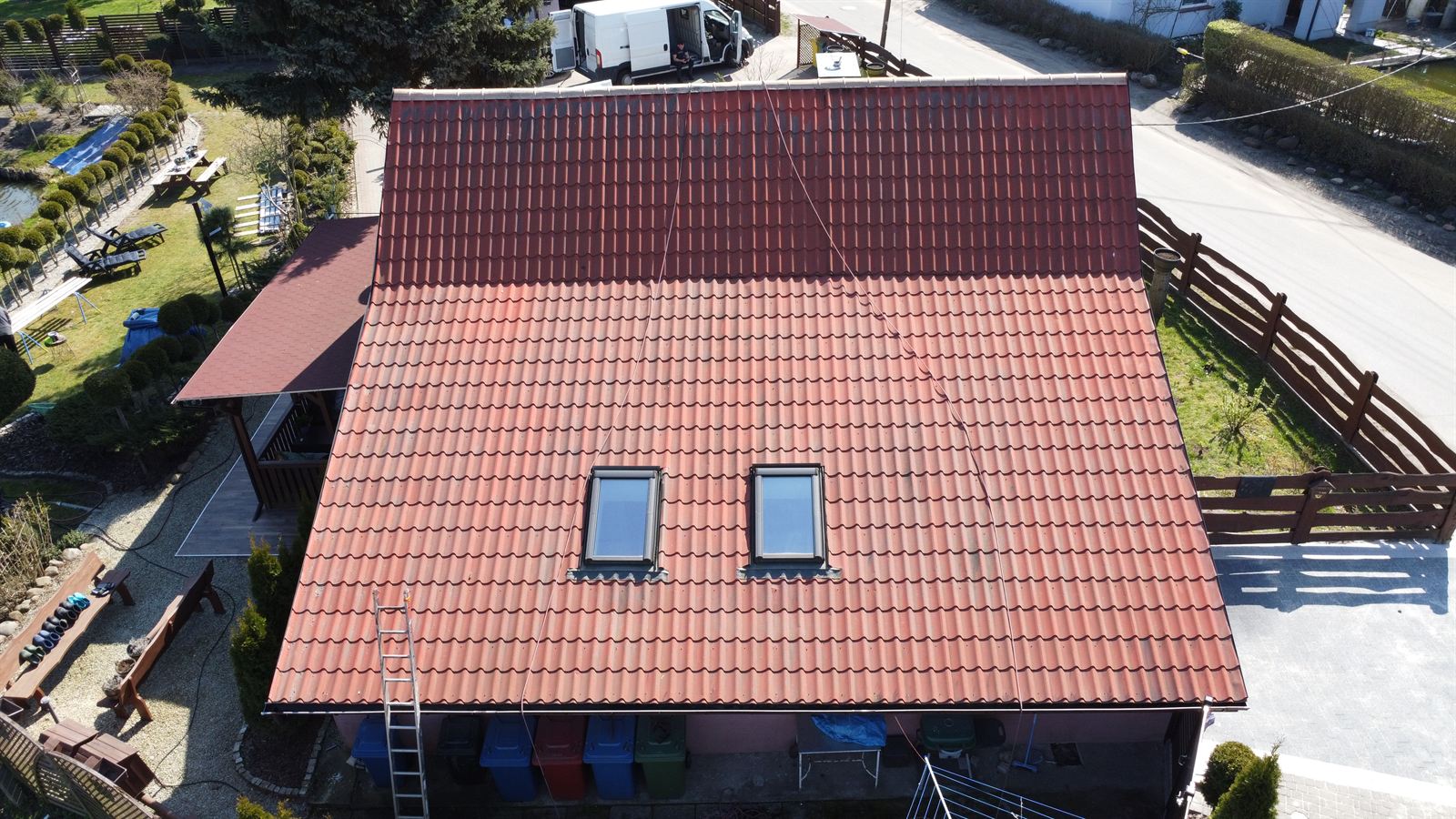 Großes rot beschichtetes Dach aus der Vogelperspektive