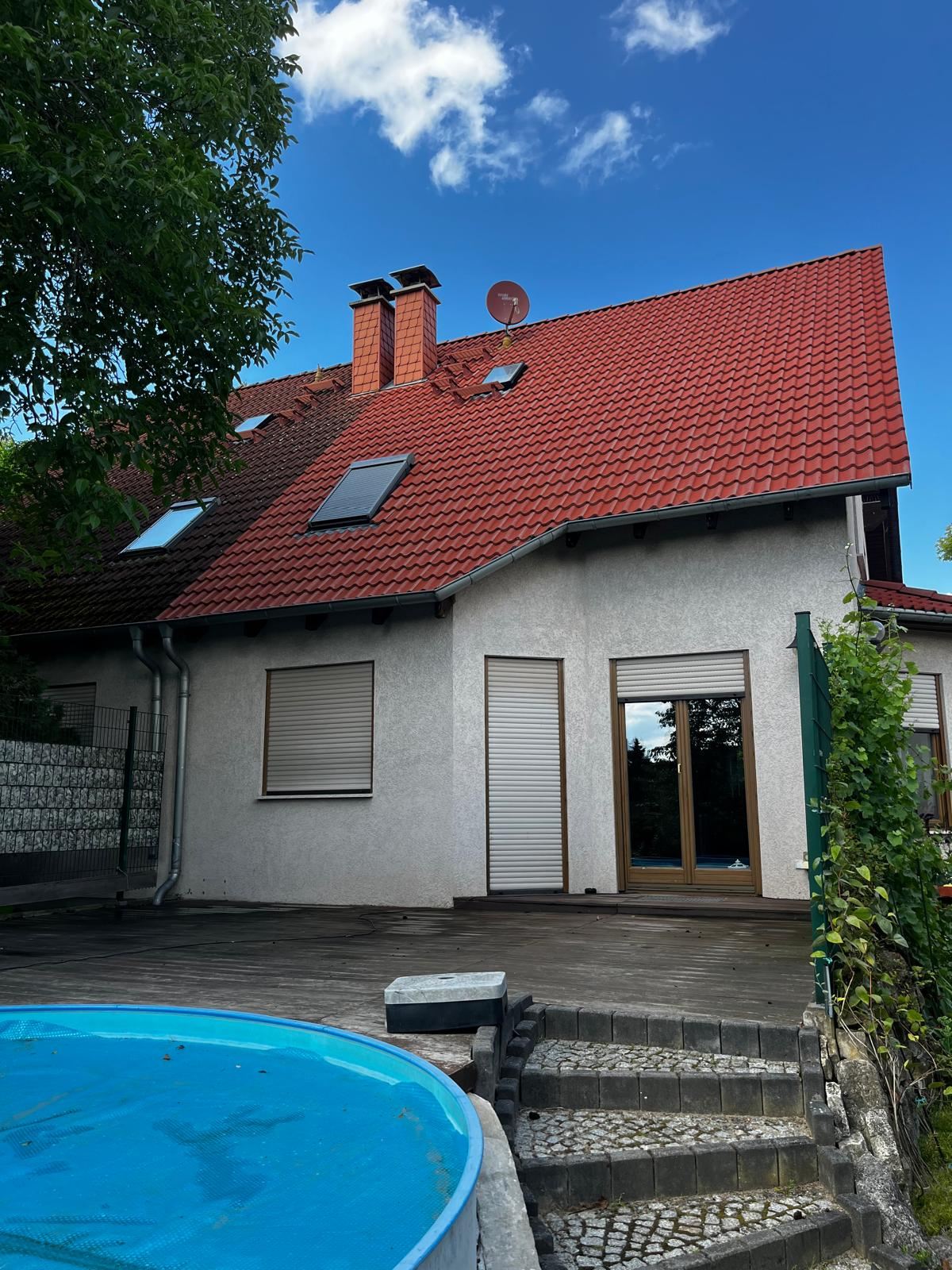 Kleines Wohnhaus mit erneuert wirkendem rotem Dach