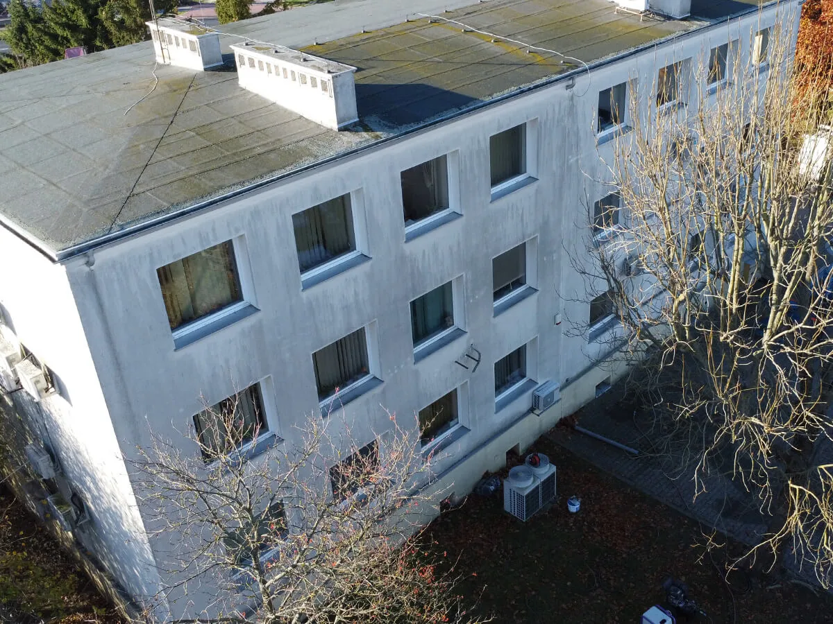 Putzfassade eines mehrgeschossigen Gebäudes vor der Reinigung aus der Vogelperspektive
