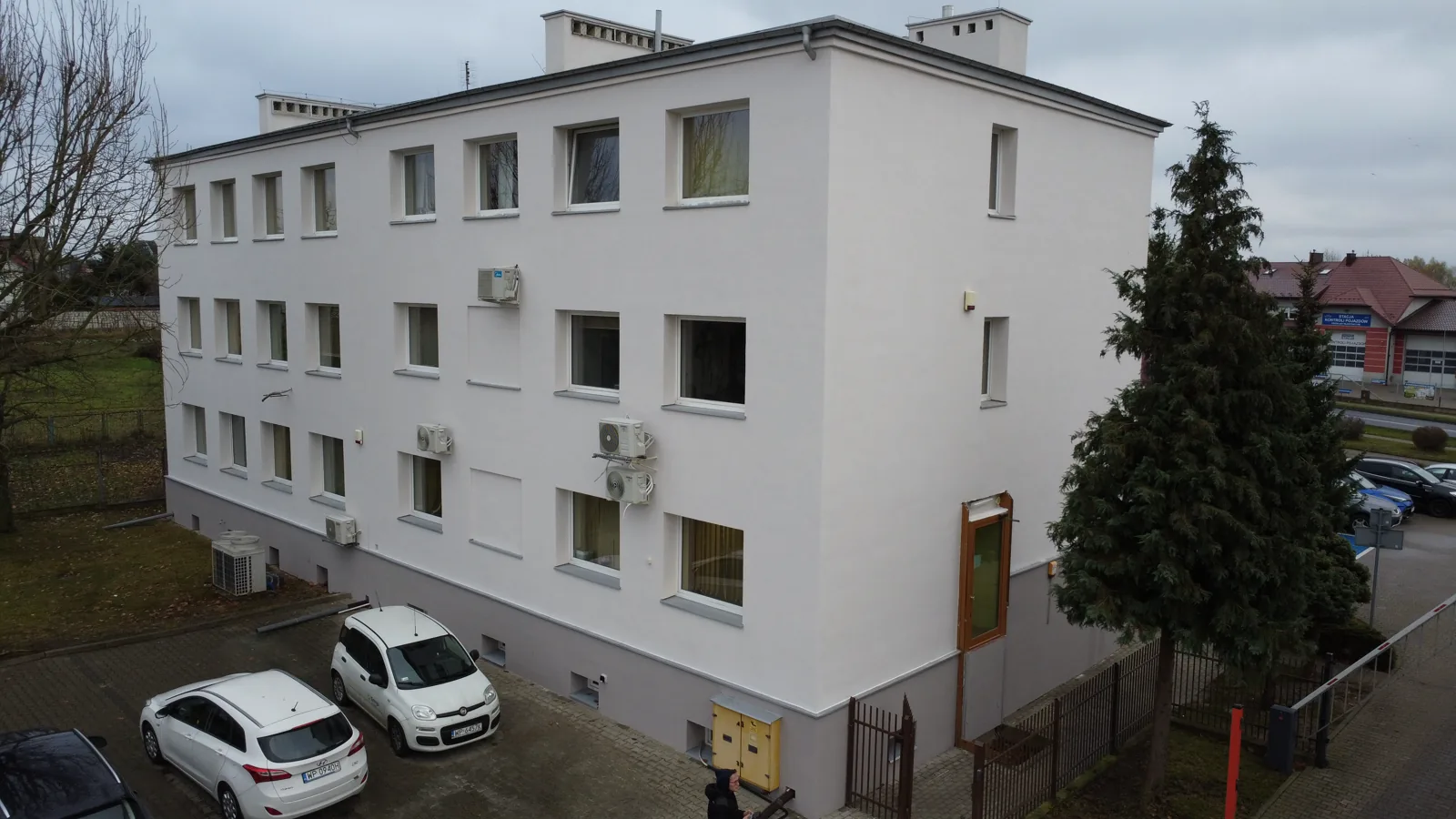 Mehrgeschossiges Gebäude nach Reinigung, Ausbesserung und neuem Fassadenanstrich