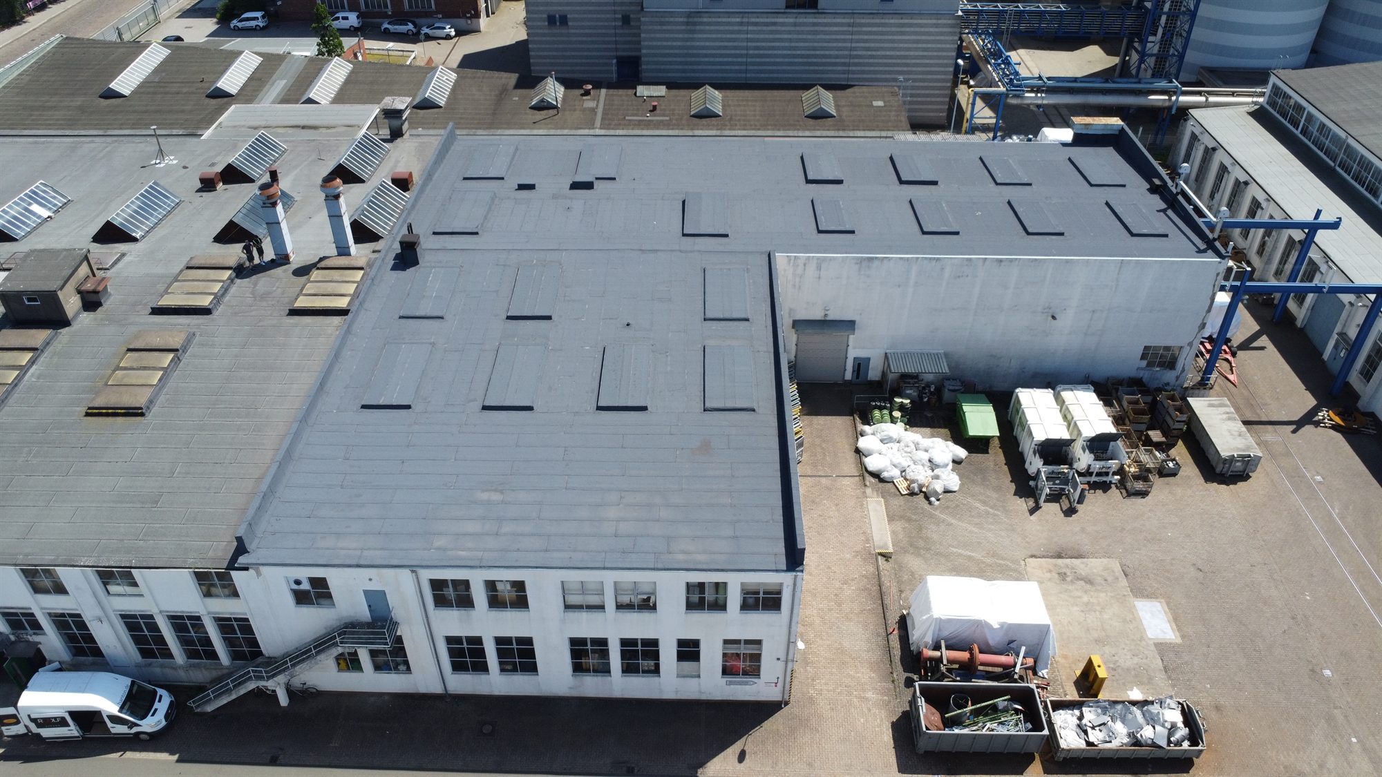 Fertiggestellte Flachdachsanierung einer Produktionshalle durch Renoskam