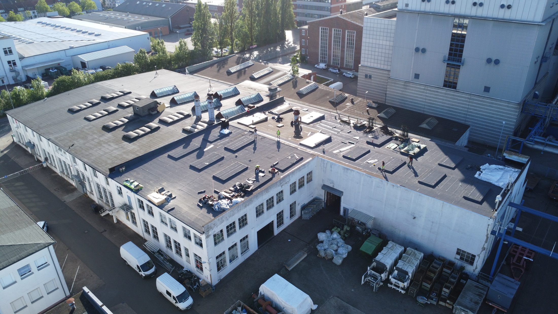 Luftaufnahme einer großen industriellen Flachdachfläche