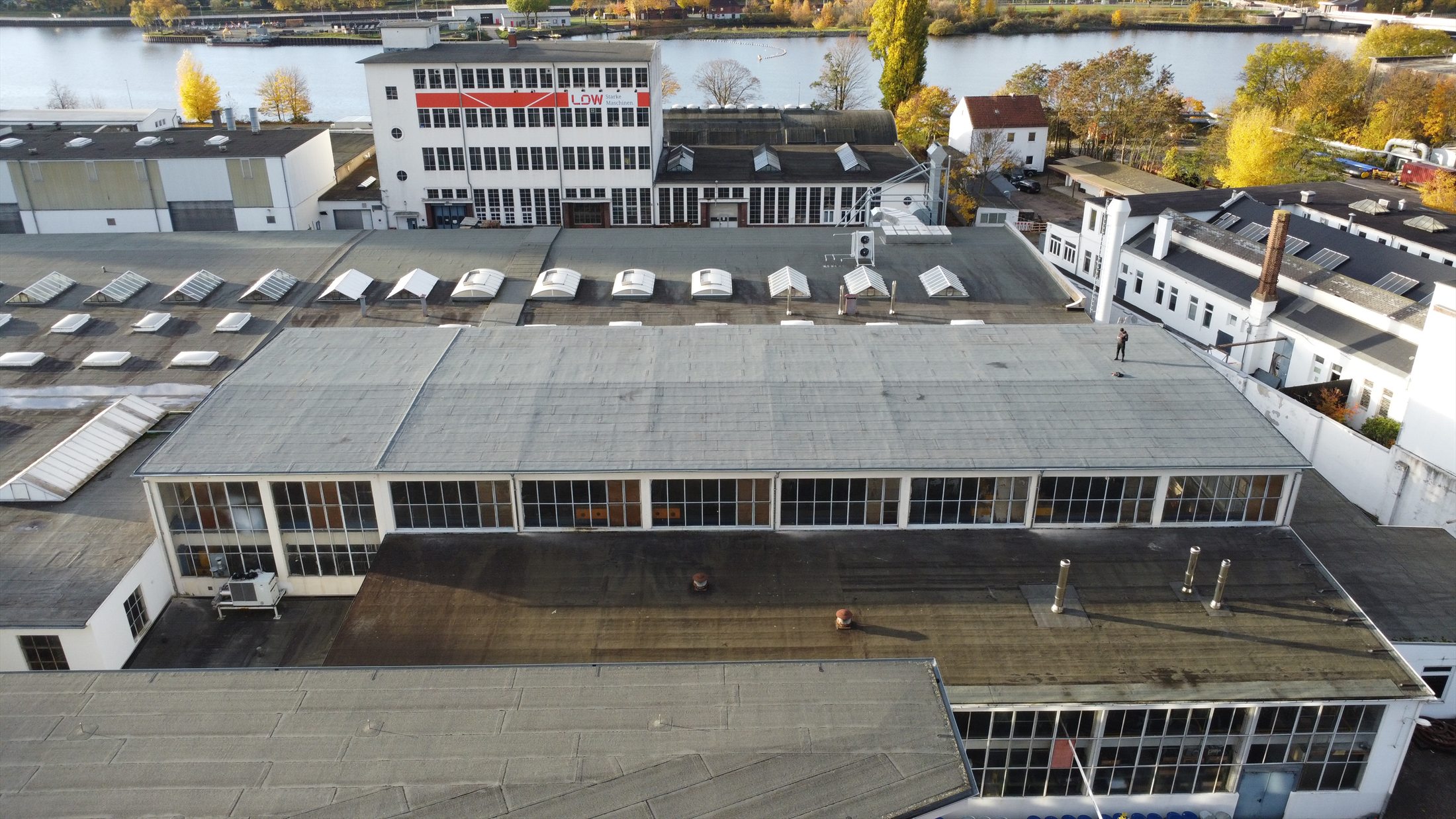 Industrielles Flachdach mit neu bearbeiteter Abdichtungsfläche