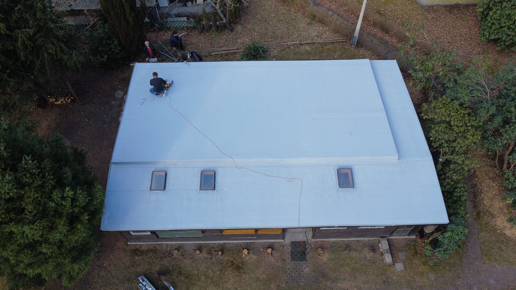 Fertig abgedichtetes Flachdach mit heller PVC-Membran