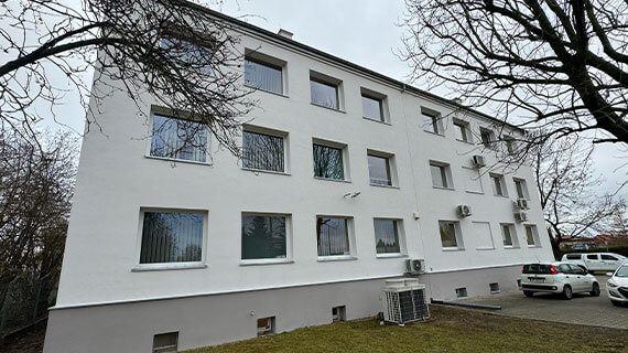 Gewerbegebäude nach Fassadenreinigung und neuem Anstrich