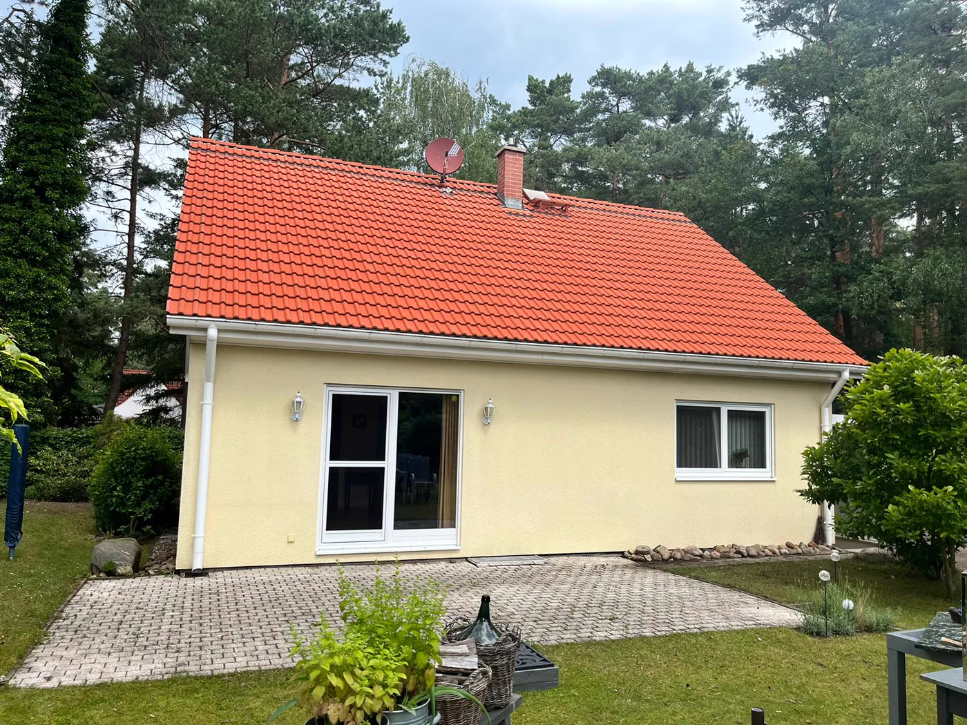 Dasselbe Dach nach professioneller Reinigung