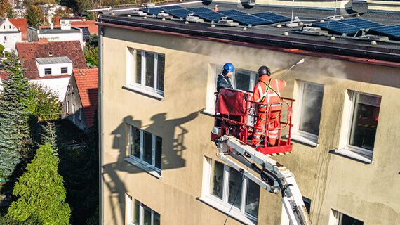 Hochdruckreinigung eines Wohnblocks