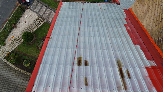 Anstrich eines Blechdaches