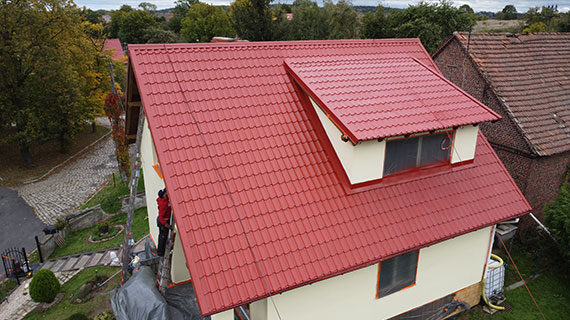 Dach und Fassade nach dem Anstrich in Wojcieszowice