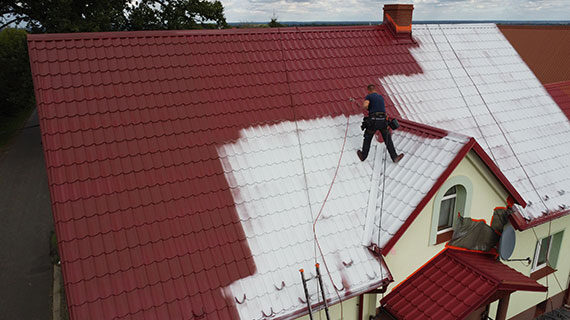 Grundierung des Daches vor dem Anstrich