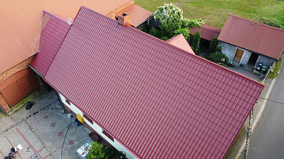 Grundierung und Anstrich des Daches