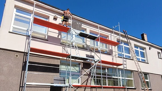 Anstrich der Gebäudefassade in Iłowa