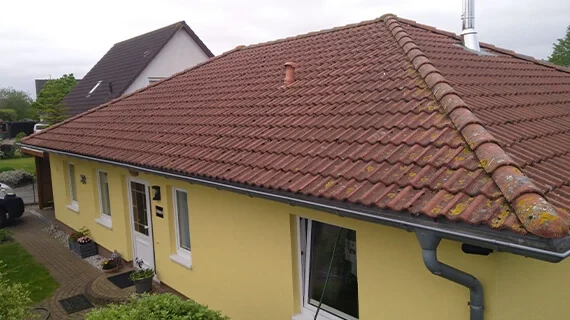 Erlengang - Dach vor der Reinigung und dem Anstrich