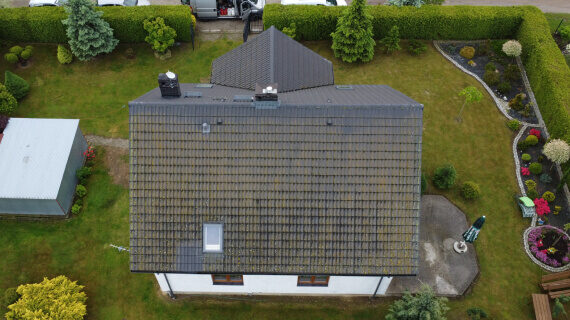 Dach vor der Reinigung und dem Streichen in Bolesławice