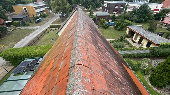 Dach vor der Dachreinigung und -imprägnierung – Neuhardenberg Dach vor der Dachreinigung und -imprägnierung – Neuhardenberg