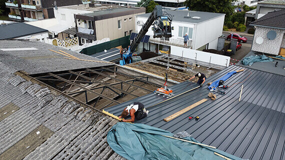 Demontage des alten Dachs und Montage neuer Sandwichpaneele