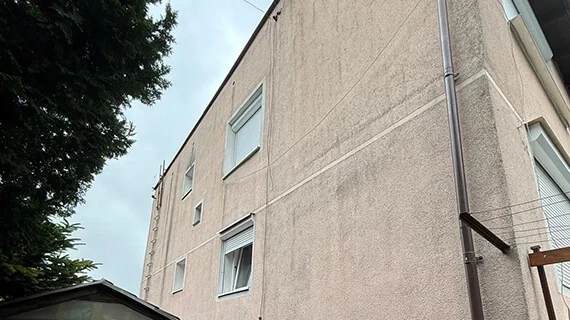 Gebäudefassade vor der Reinigung - Crossen an der Oder