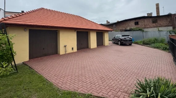 Fassadenreinigung, Reinigung der Pflastersteine und des Garagendachs