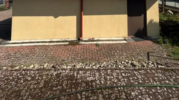 Fassadenreinigung, Reinigung der Pflastersteine und des Garagendachs