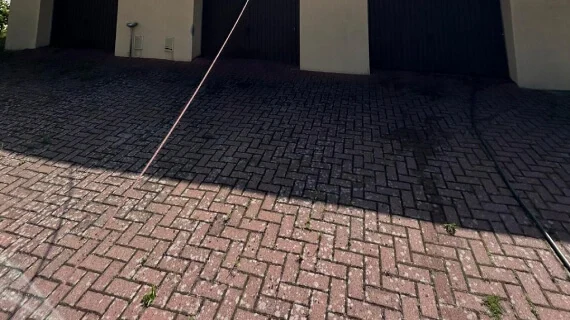 Vor der Reinigung des Pflasters - Crossen an der Oder