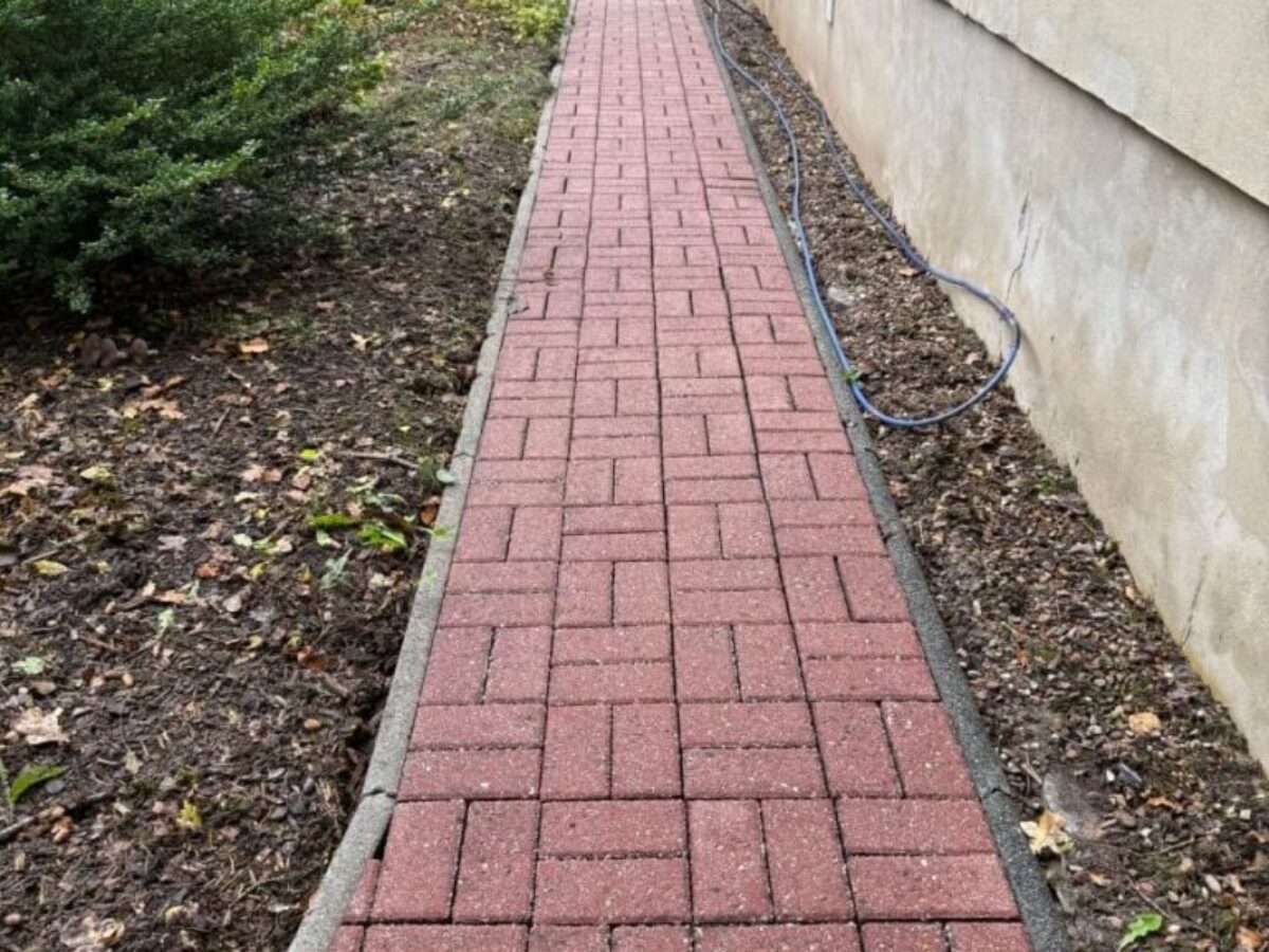 Nach der Reinigung und Renovierung der Pflastersteine Nach der Reinigung und Renovierung der Pflastersteine