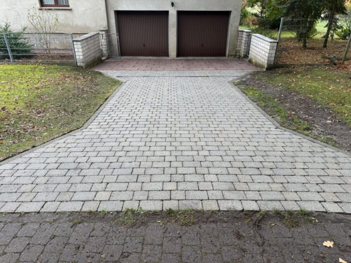 Nach der Reinigung und Renovierung der Pflastersteine in Nennhausen Nach der Reinigung und Renovierung der Pflastersteine in Nennhausen