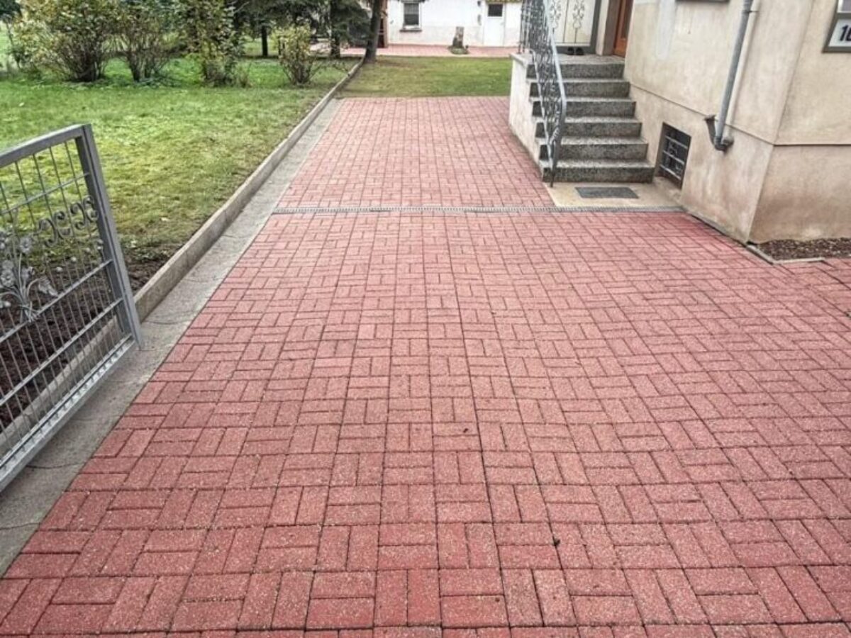 Nach der Reinigung und Renovierung der Pflastersteine Nennhausen