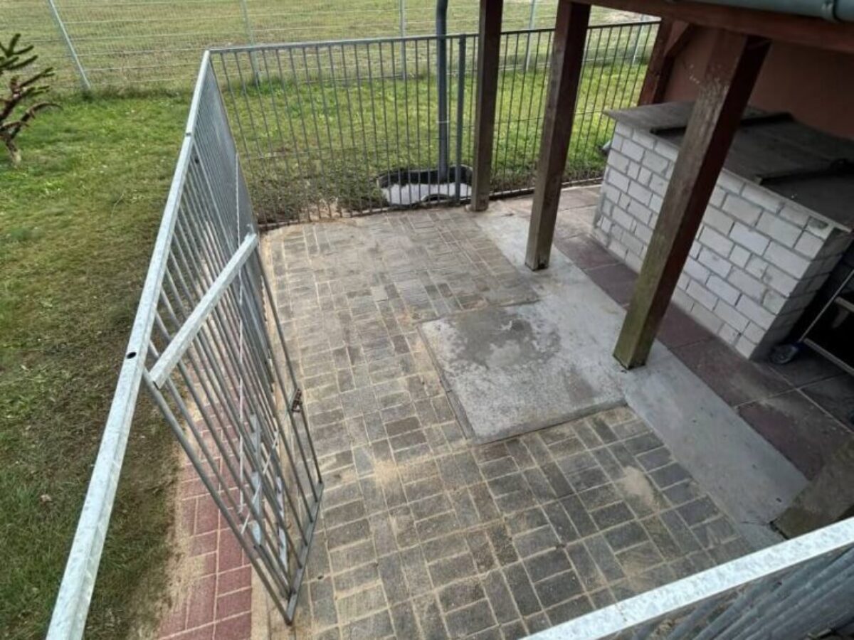 Vor der Reinigung und Renovierung der Pflastersteine in Nennhausen Vor der Reinigung und Renovierung der Pflastersteine in Nennhausen