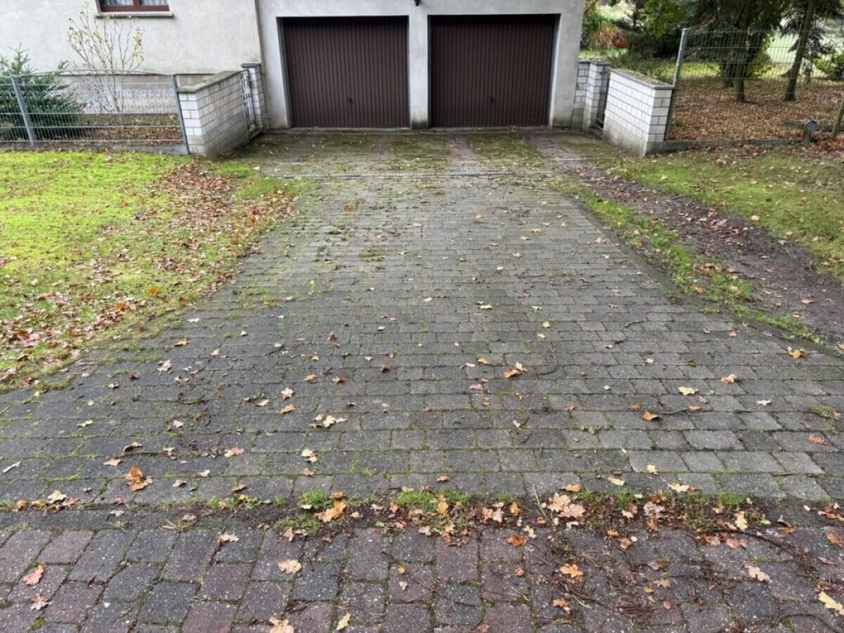 Vor der Reinigung und Renovierung der Pflastersteine in Nennhausen Vor der Reinigung und Renovierung der Pflastersteine in Nennhausen