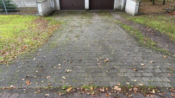 Reinigung und Sanierung der Pflasterflächen in Nennhausen - vorher nachher