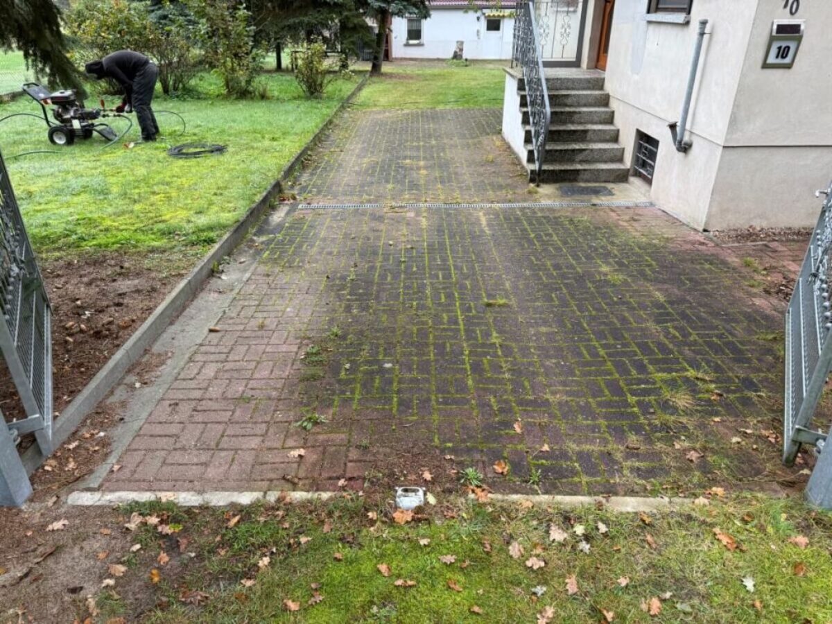 Vor der Reinigung und Renovierung der Pflastersteine - Nennhausen