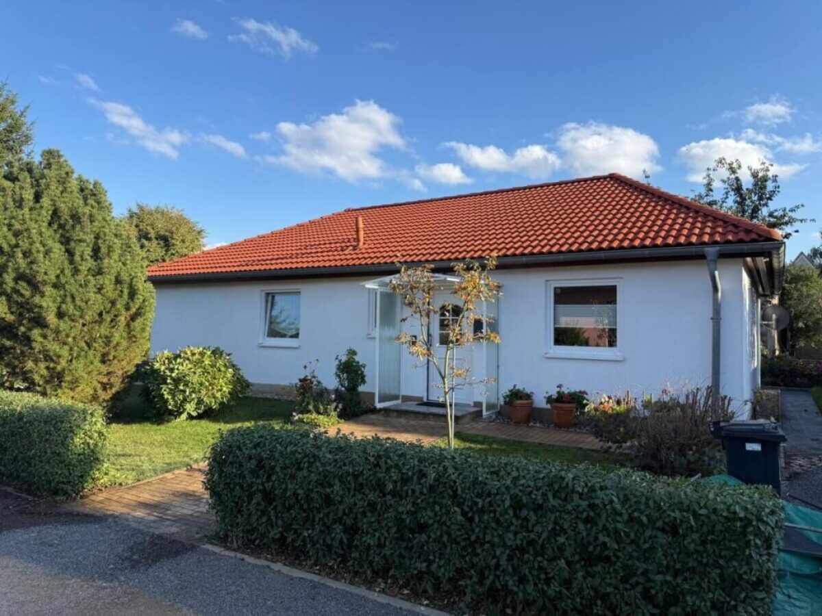 Nach der Dachreinigung im Sömnitzer Ring, Jahnatal Nach der Dachreinigung im Sömnitzer Ring, Jahnatal