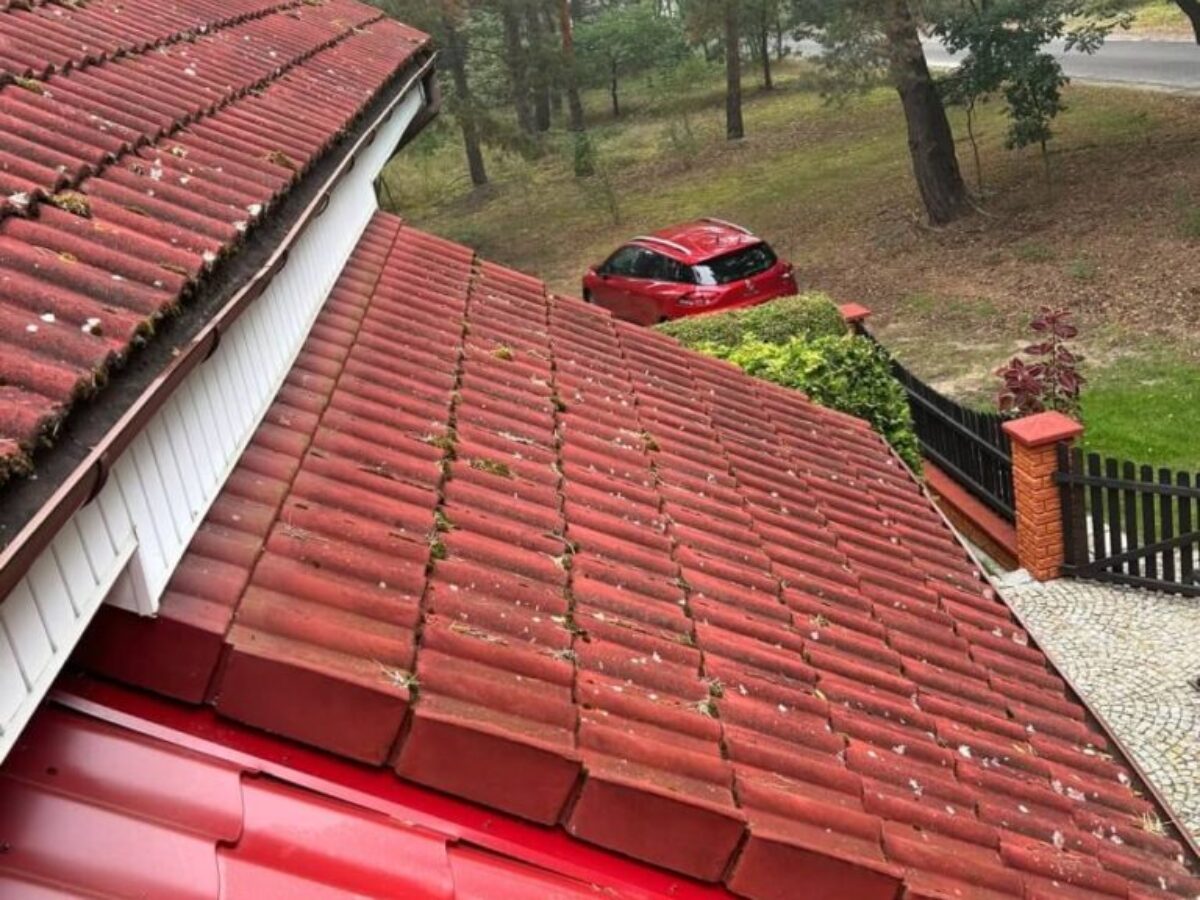 Während der Dachreinigung in Jeziorna Während der Dachreinigung in Jeziorna