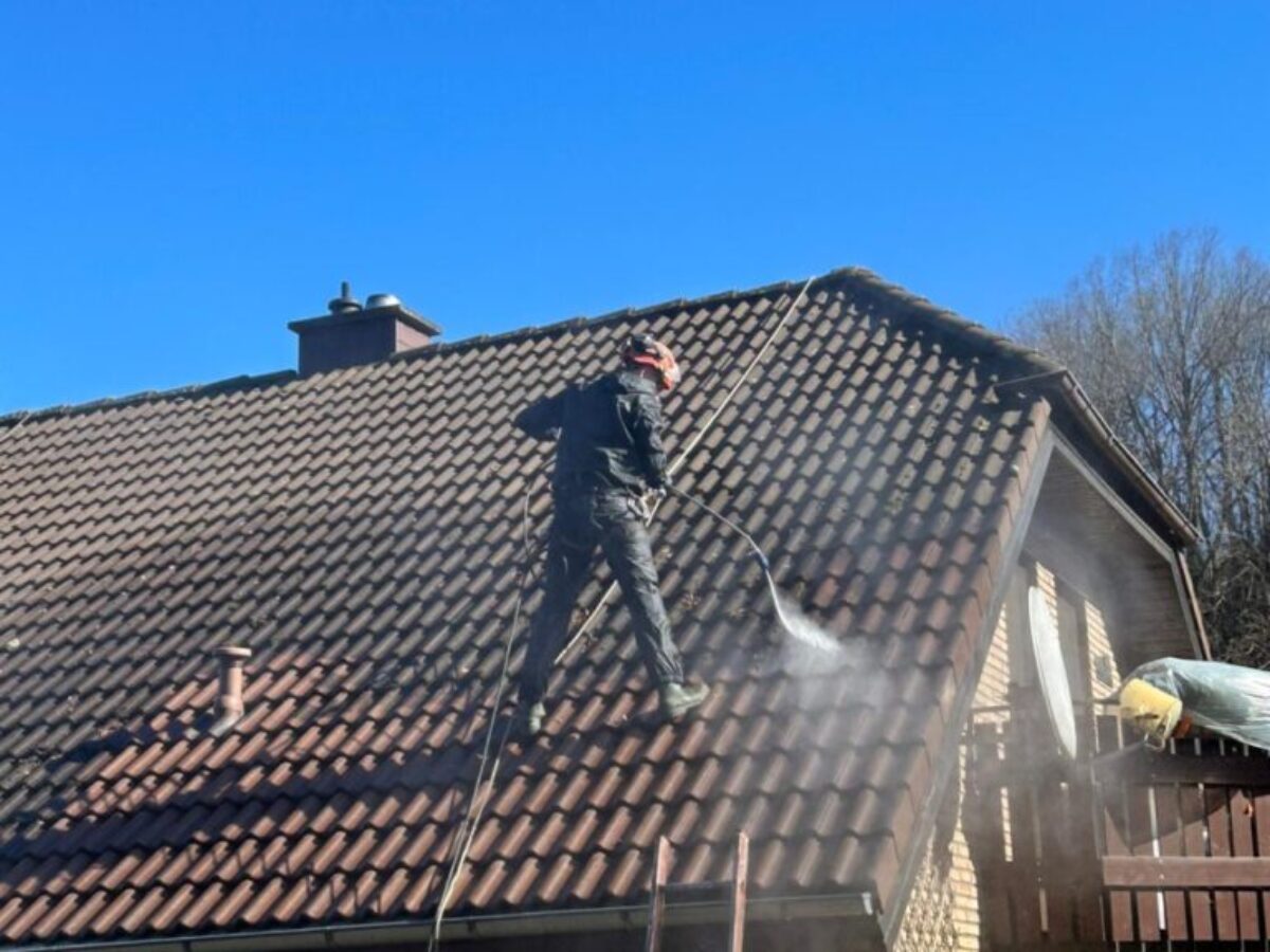 Während der Dachreinigung und -imprägnierung Hainichen Während der Dachreinigung und -imprägnierung Hainichen