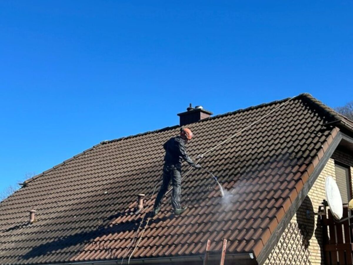 Während der Dachreinigung und -imprägnierung in Hainichen Während der Dachreinigung und -imprägnierung in Hainichen